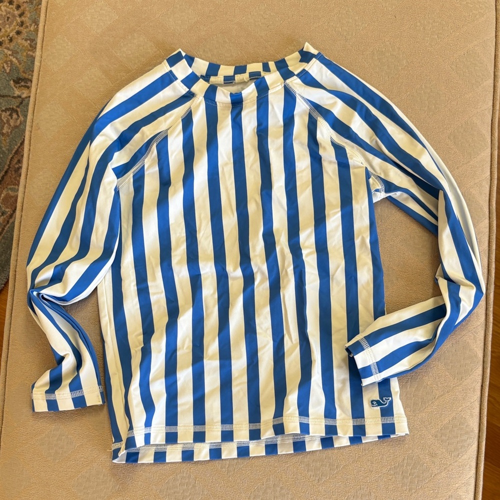 EUC Vineyard Vines rash guard. Size 6. Unisex.